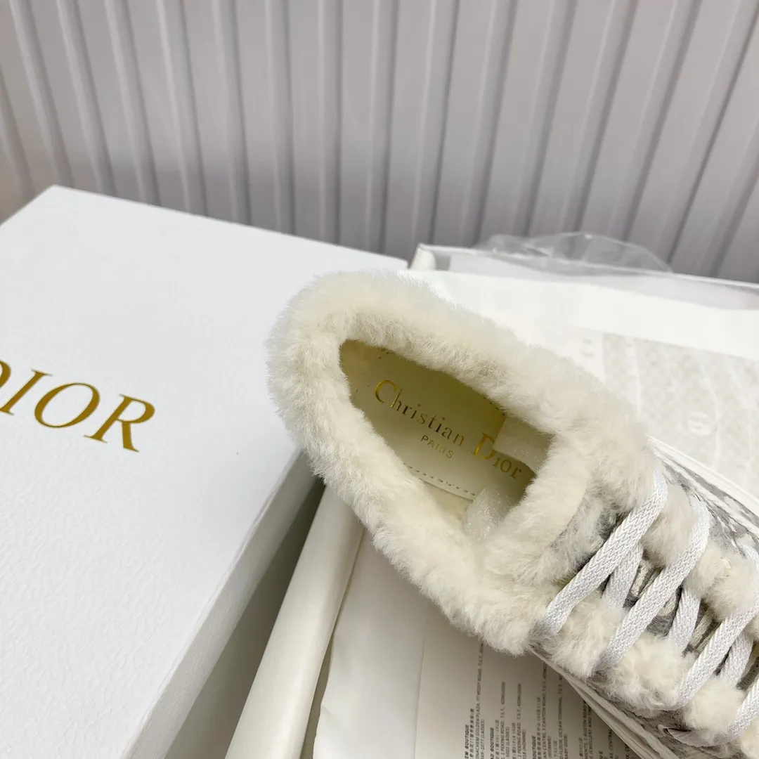 👟👟Ex-factory price 560👟👟 Ready-made high-quality Dior thick-soled sneakers with fully embroidered iconic patterns👟👟 ♦️Top quality in the market🎗Breaking hot item in foreign counters🎗Non-common imitation version in the market🎗🔳The fabric is made of Italian🇮🇹imported fabrics❗️Embroidered upper, original mold injection Logo frosted five-pointed star outsole🔳Inner wool injection molding mold Logo foam feet Code number: 35 to 41. 40 41 custom-made wool
